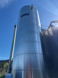 Akkumulatortank på Sundvolden Hotel. Tanken er en del av Sundvolden Hotel sitt biovarmeanlegg som bruker pellets.