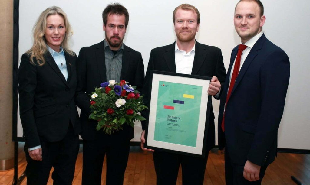 Fra venstre: Anita Krohn Traaseth, adm. dir. Innovasjon Norge, Jo Oxhovd Svalesen, Tor Oxhovd Svalesen og landbruks- og matminister Jon Georg Dale.
(Foto: Vidar Alfarnes).