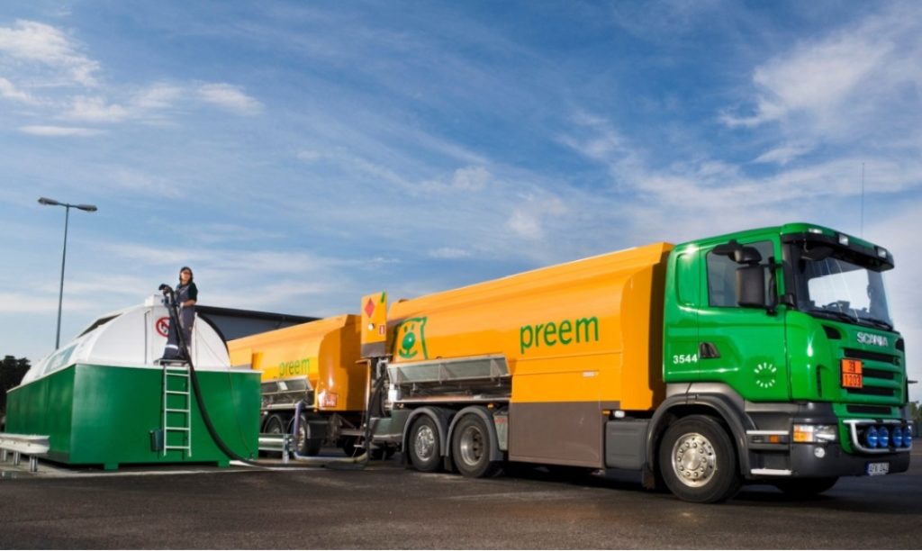 Preem tankbil og drivstofftank