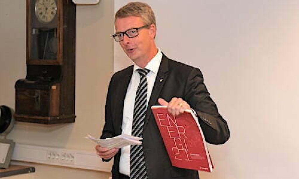 Oje- og energiminister Terje Søviknes takket for strategirapporten. (Foto: Hafslund)