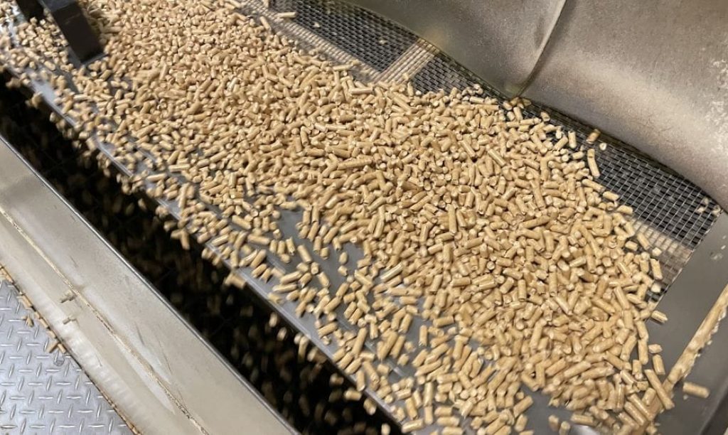 Pellets under produksjon på Solør Bioenergi sin pelletsfabrikk i Brumunddal